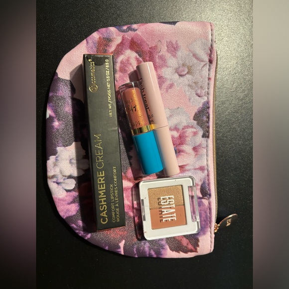 Makeup Lot (Small Makeup Bag with 4 items) - Picture 1 of 7